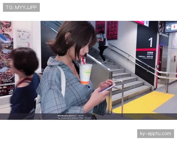 叶诗文比赛后直接躺沙发，手里还握着奶茶，这画面我服