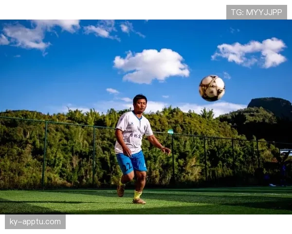 小罗又在沙滩上光脚踢球，这人是不是根本不用训练啊？