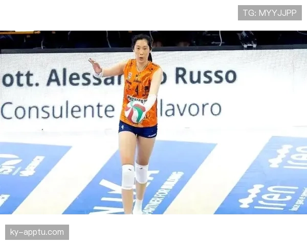 朱婷训练间隙偷偷刷剧？这画风和赛场上差太多了吧！