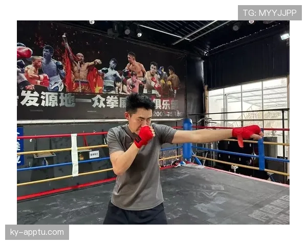 熊朝忠训练完啃馒头配白开水，这自律看得我饭都吃不香了