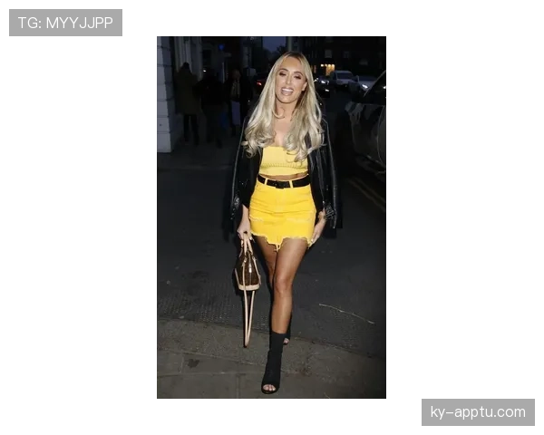 梅根·拉皮诺穿睡衣戴铂金项链出现在街头，这反差笑死我