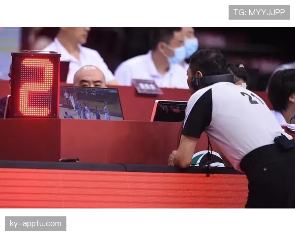 替补席纪律规则拆解：裁判如何判罚违规行为？