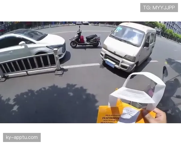 路上看到萨卡像邻家小哥，回头一瞥他家门口那辆车我笑不出来了